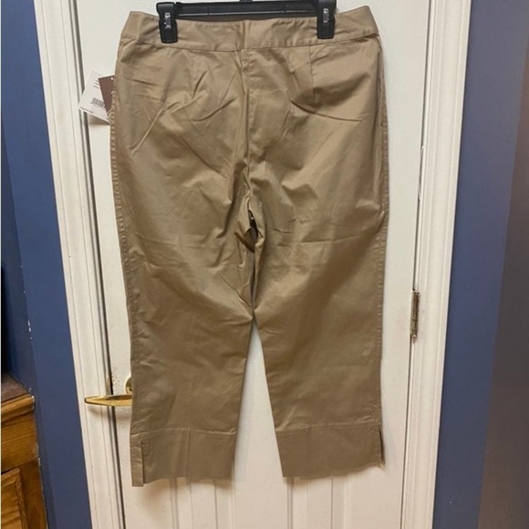 JH COLLECTIBLES Size 12 Stretch
Khaki Beige Two-Pocket Crop
Capris Pants uniform - Picture 2 of 10